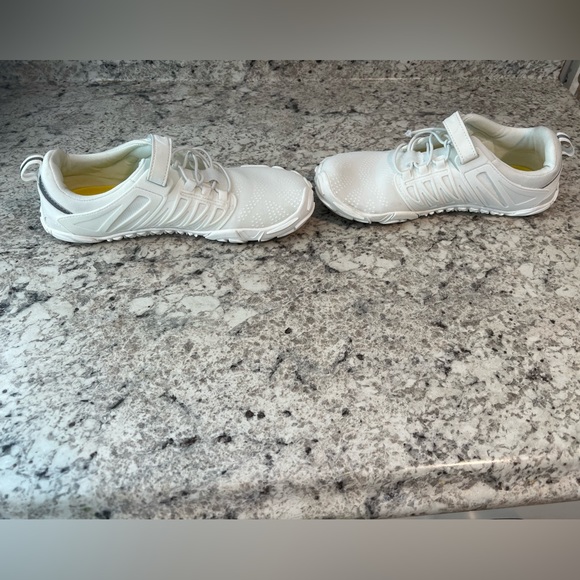 Sports white barefoot sneaker size 8.5 (39) excellent condition worn once - Picture 6 of 7